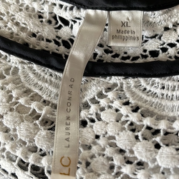 Blouse in XL. Beautiful for any occasion. Worn one time. - Picture 5 of 6